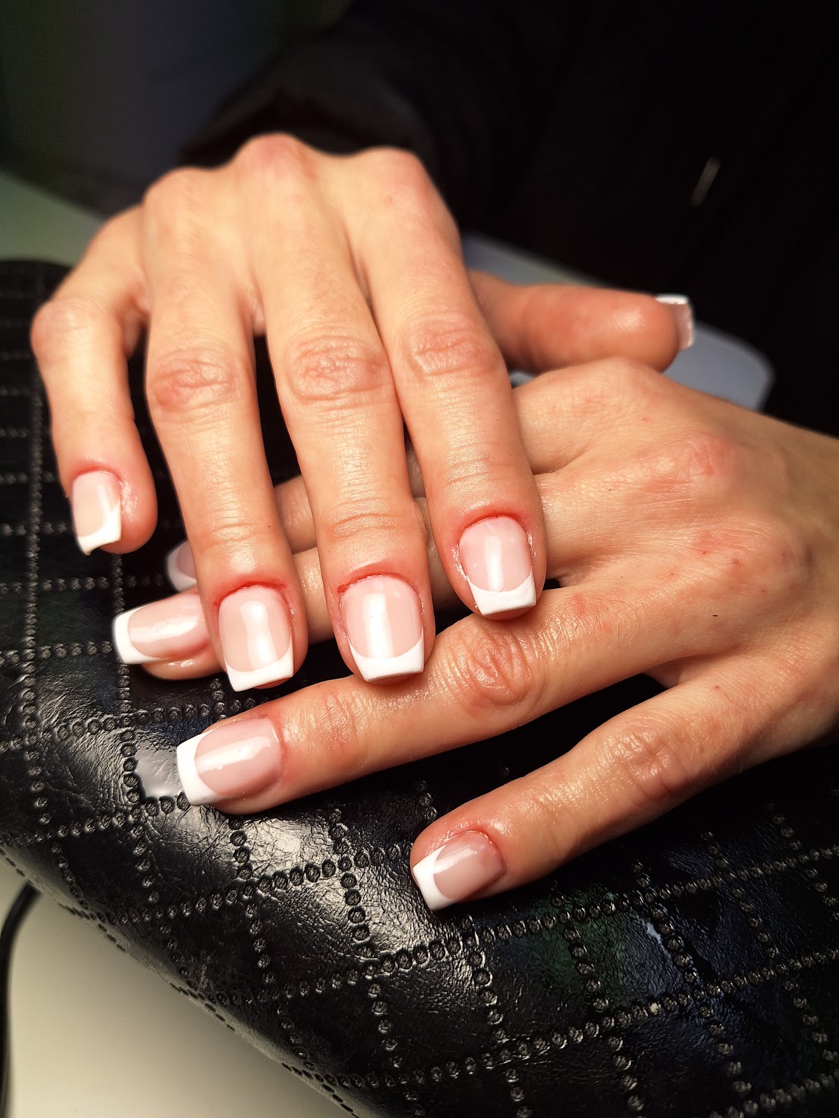Klasyczny french manicure w bieli i różu