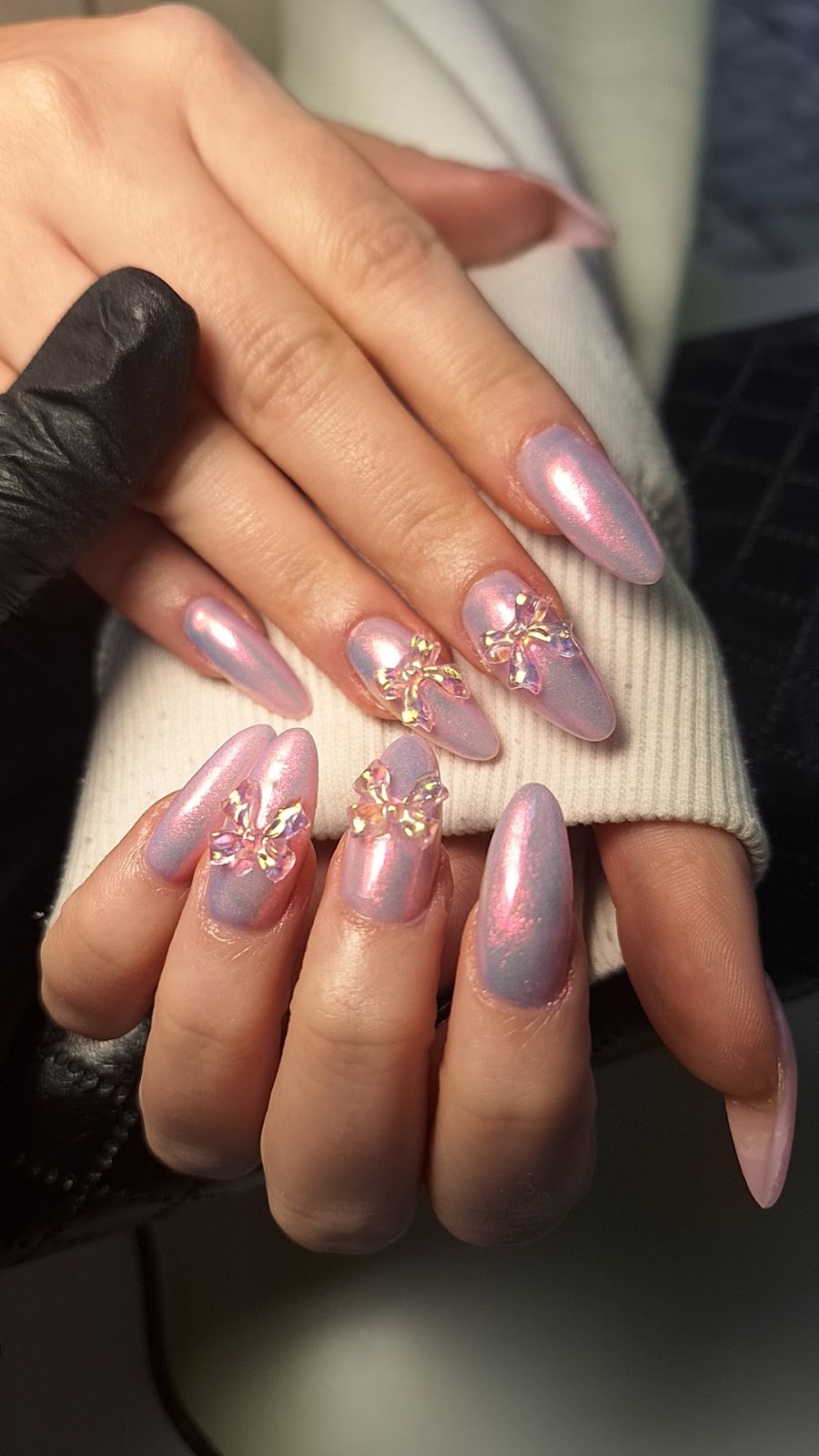 Perłowa stylizacja paznokci z kokardkami z cyrkonii, praca Glow&Nails